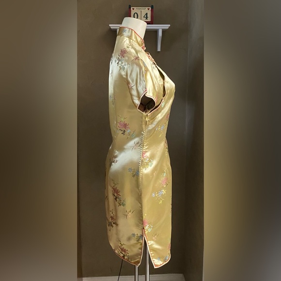 Vintage Chinese Cheongsam Gold Satin Brocade Qipao Embroidered Women’s size 38 - Picture 3 of 16